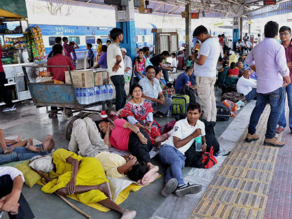 ટ્રેન ખોરવાતા મથુરામાં યાત્રાઓની હાલાકી