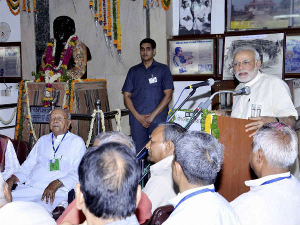 મથુરામાં મોદીએ આપી શ્રદ્ધાજંલિ