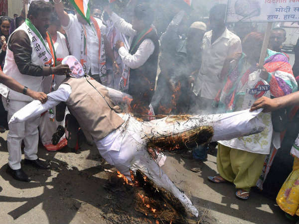 ક્રોંગ્રેસે મુંબઇમાં મોદીના પૂતળાં બાળ્યા