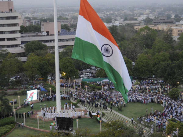 સૌથી લાંબો રાષ્ટ્ર ધ્વજ હવામાં ફરકાવ્યો