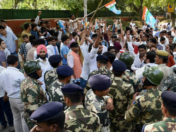 સ્મૃતિ ઇરાનીના ઘર સામે વિદ્યાર્થીઓનો દેખાવ