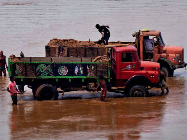 નદીના પટમાં રેત નીકાળતા રેત માફિયા
