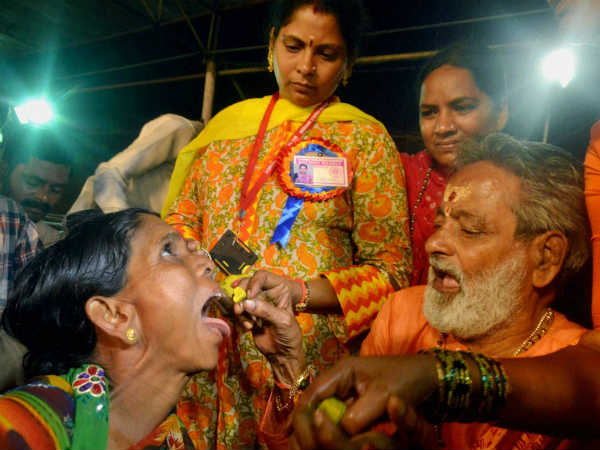 પારંપરિક માછલી દવા ખાવા લોકો ઉમટ્યા