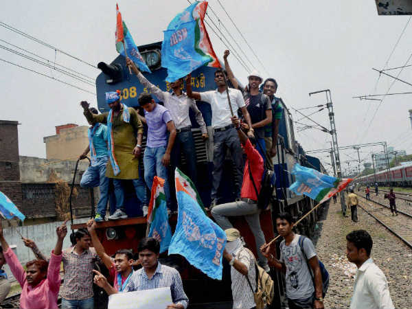 પટનામાં NSUIના કાર્યકર્તાઓ રોકી રેલ