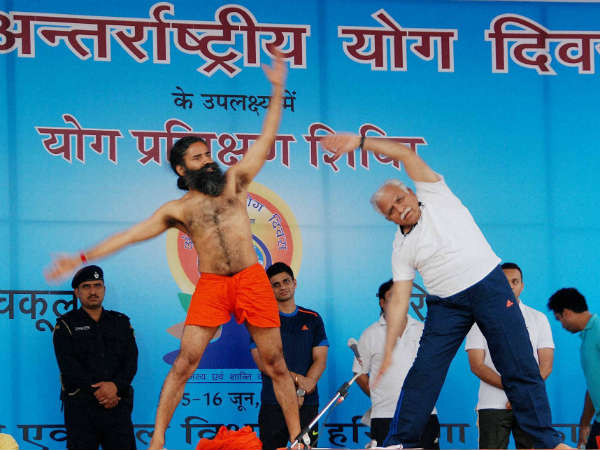 બાબા રામદેવે, હરિયાણાના મુખ્યમંત્રીને કરાવી પ્રેક્ટિસ
