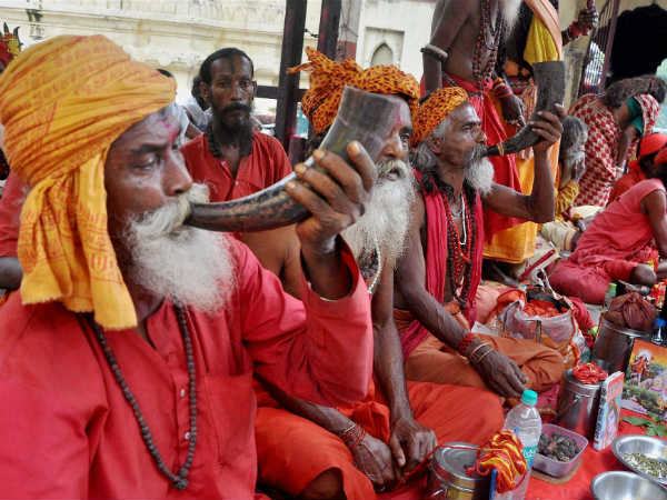 ગુવાહાટીના કામાખ્યા મંદિરમાં સાધુઓની ભીડ