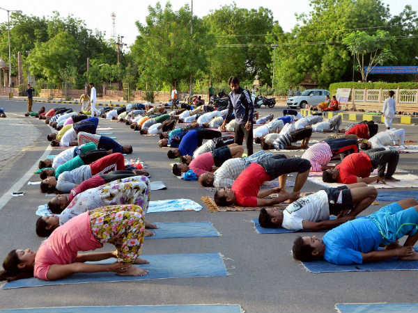 જોધપુરમાં થયું રસ્તા પર યોગા