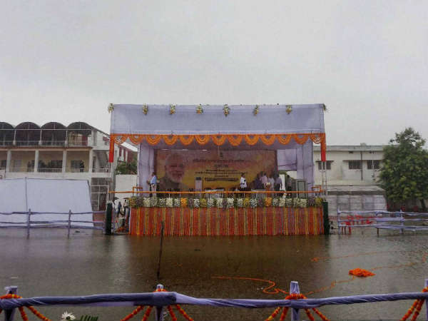 નરેન્દ્ર મોદીનો મંચ ડૂબ્યો પાણીમાં
