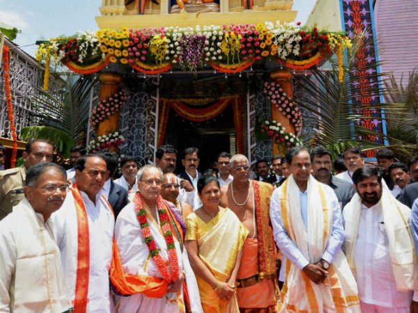 પ્રણવ મુખર્જીએ શ્રી લક્ષ્મી નરસિંહા મંદિરની મુલાકાત કરી.