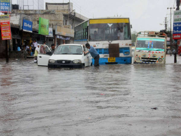 મેરઠમાં ઠેર ઠેર પાણી ભરાયા, જનજીવન ઠપ્પ