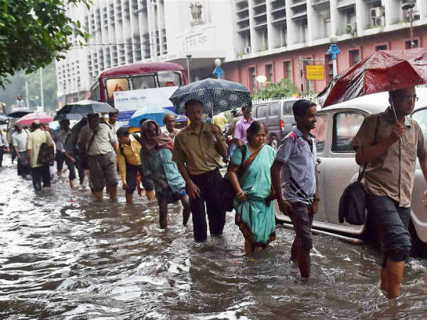 કોલકત્તામાં વરસાદે શેરીઓને નદીઓમાં બદલી
