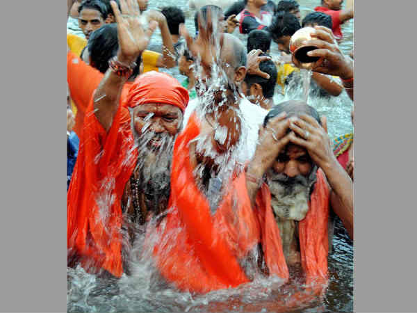 હજારો શ્રદ્ધાળુ, સાધુ સંત