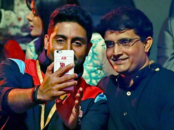 કોલકત્તામાં અભિષેકે તેના ફેવરેટ ક્રિકેટર જોડે સેલ્ફી પડાવી