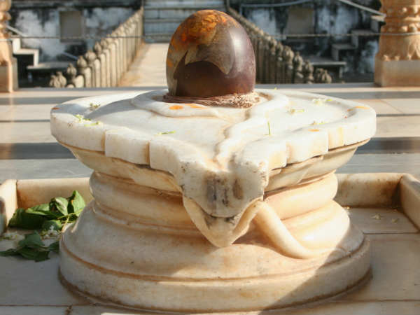 ફુલોથી બનાવેલ શિવલિંગ