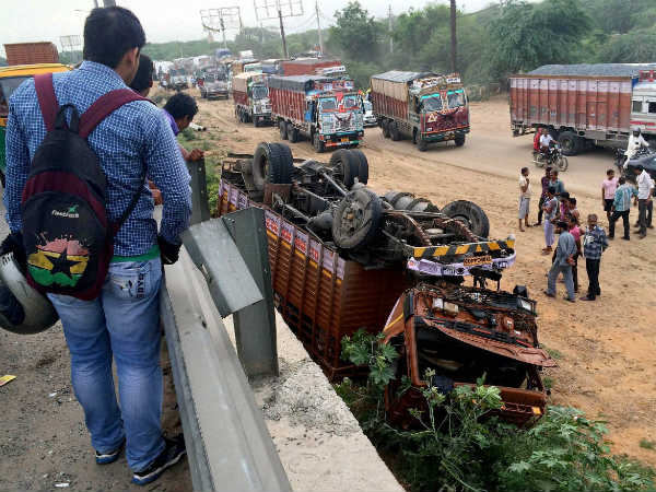 ગુડગાંવમાં ટ્રકે મારી પલ્ટી