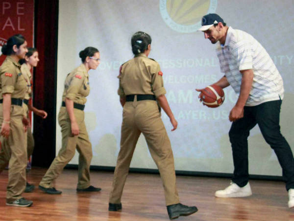 NBAના ખેલાડી સતનામે જલંધરમાં વિદ્યાર્થીનીઓ જોડે રમ્યું બાસ્કેટબોલ b