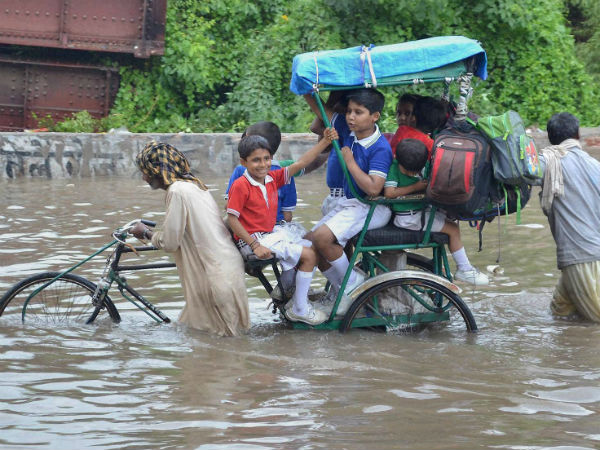 ભૂસ્ખલનમાં મકાન પડી ગયા
