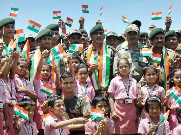 જવાનો સાથે બાળકો કરી સ્વતંત્રતાની ઉજવણી