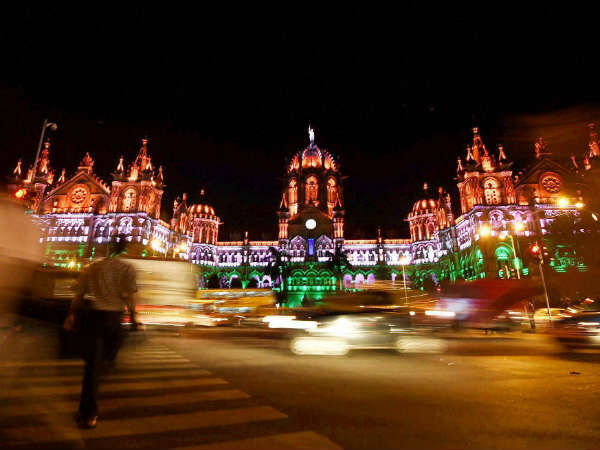 મુંબઇના સીએસીટી સ્ટેશનની રોનક