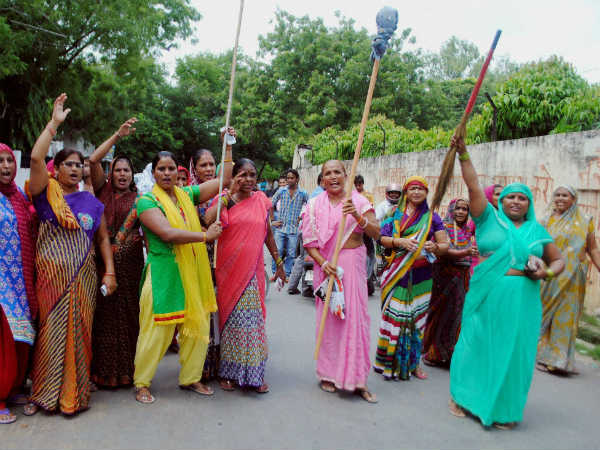 મેરઠમાં મહિલાઓ લીધું હાથમાં ઝાડૂં