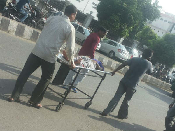 સ્ટ્રેચર પર છોકરી