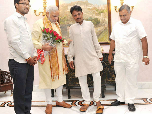 મોદીને મળીને બલવંતે પહેરી ચંપલ