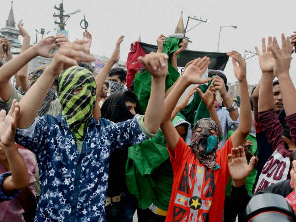 શ્રીનગરમાં લહેરાયા ISIS અને પાકના ધ્વજ