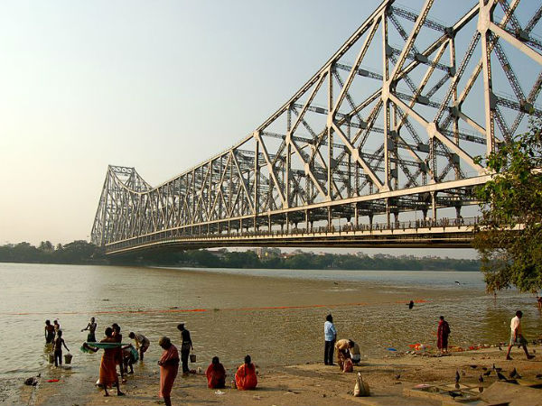 હાવડા બ્રિજની નીચે ગંગામાં