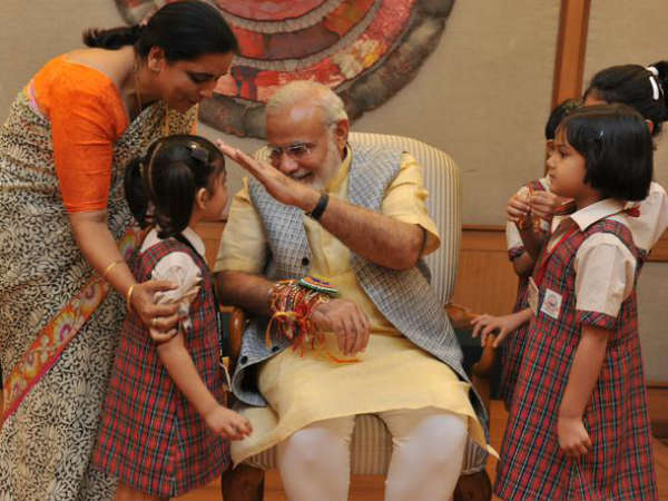 અને જાત જોતામાં મોદીનો હાથ ભરાઇ ગયો!