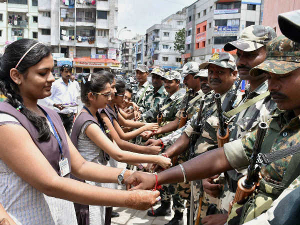 સુરતમાં પણ જવાનોને બંધાઇ રાખડી
