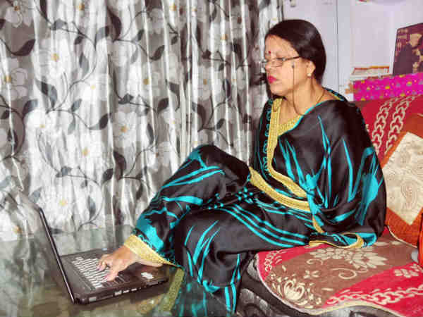 પગ વડે ચલાવે છે લેપટોપ