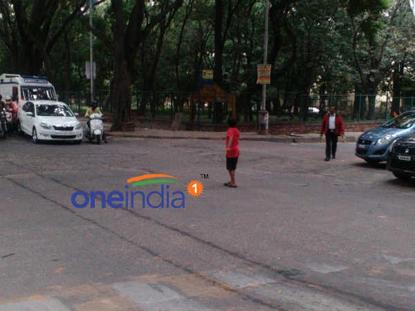 લોકો પર રોકાય છે