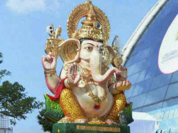 સફેદ રંગના ગણેશજીની મૂર્તિ