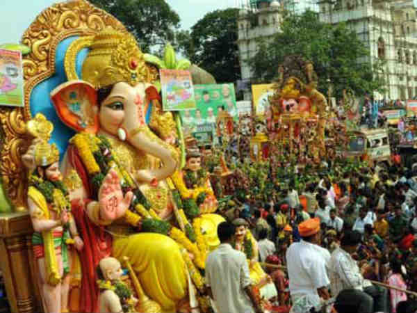 પીળા રંગના ગણેશજીની મૂર્તિ