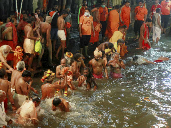 નાસિક કુંભ મેળામાં નાગા સાધુઓએ કર્યું સ્નાન