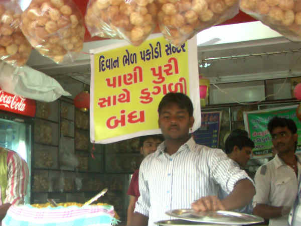 અમદાવાદના પાણીપુરી વાળાએ ડુંગળી આપવાનું બંધ કર્યું!