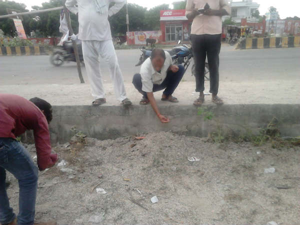 રસ્તા પડે પડેલા હતા નોટ