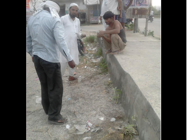 રસ્તા પર લોકો લગાવી ભીડ