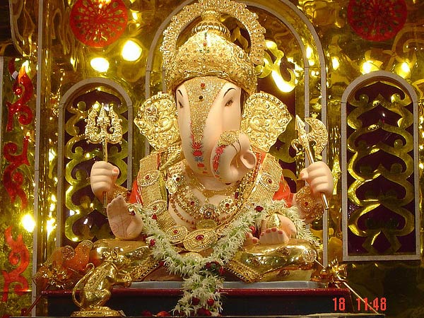 ગણેશજીની મૂર્તિ માટે ગુલબાઇટેકરા પર ભીડ