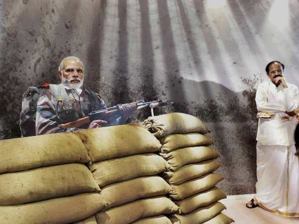 સોલ્જરના કટઆઉટ સાથે પીએમ મોદી