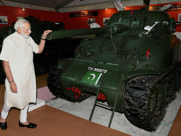 પાક ટેન્ક એમ4ની સાથે પીએમ મોદી