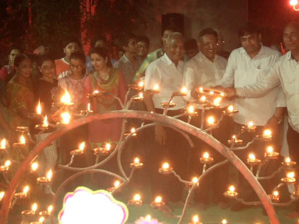 અમદાવાદમાં મોદી માટે કરાઇ 108 દિવાની આરતી