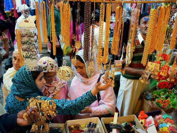 ઇદની તૈયારીઓમાં વ્યસ્ત મહિલાઓ