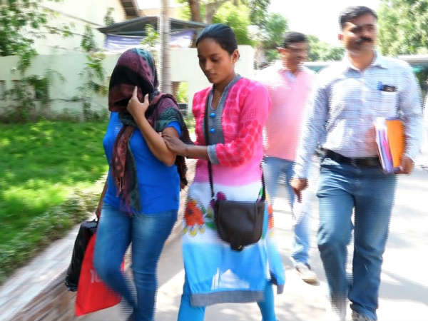 વડોદરાથી નિરજ ગ્રોવર કેસની આરોપી મોડેલ મોનિકા મારિયા પકડાઇ