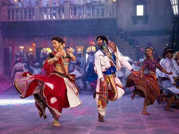 નગાડે સંગ ઢોલ બાજે