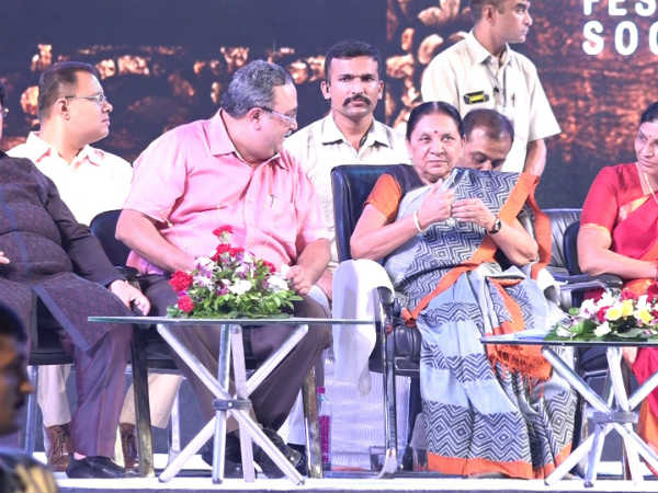 આનંદીબેન વાઇબ્રન્ટ નવરાત્રિ મહોત્સવનું ઉદ્ધાટન કર્યું