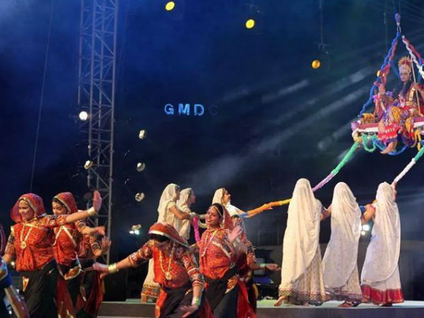 કૃષ્ણને ઝૂલાવ્યા