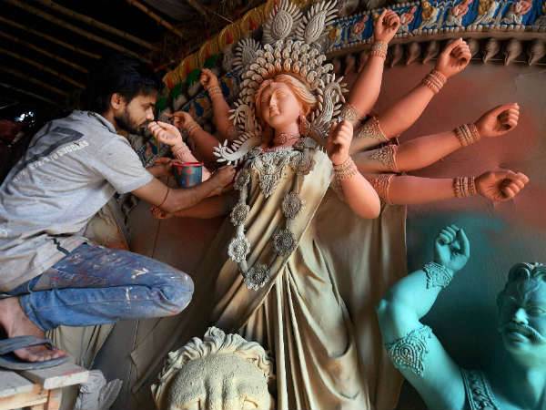 દુર્ગા પૂજાની તૈયારીઓને આખરી ઓપ