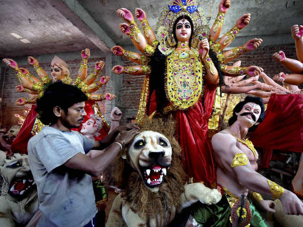 જગત જનનની માં દુર્ગાની મૂર્તિને આખરી ઓપ આપી રહેલો કારીગર