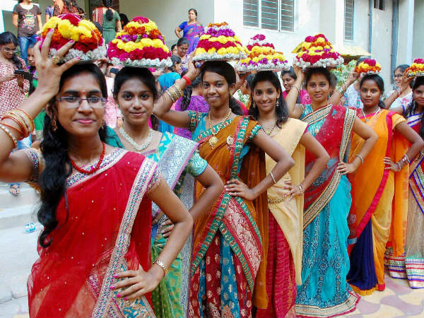 હૈદરાબાદમાં બદકમ્માની ઉજવણી